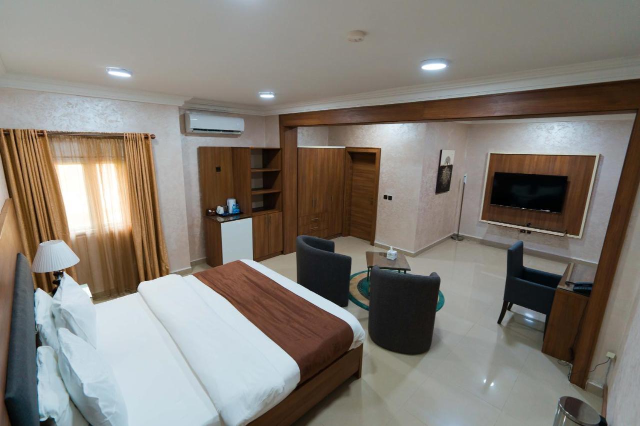 Phoenicia Suites Wupa Екстер'єр фото